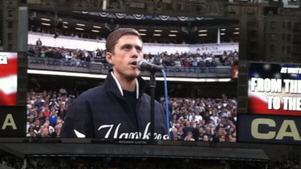 アメリカンリーグ第二戦、ヤンキースタジアムでGod Bless Americaを歌う